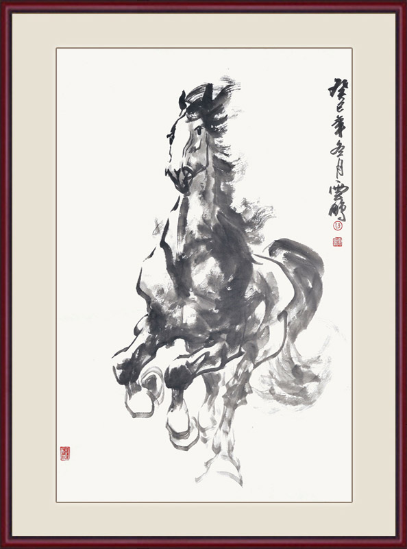 这是陈云鹏创作的一幅写意动物画《一马当先》,画中这匹姿态矫健的骏马正在奋蹄扬鬃、腾空飞奔。作品展现了马匹的筋骨强壮,肌肉发达,倜傥洒脱。那风劲剽悍、姿态优美的形象,也仿佛自由和力量的象征,令观者在欣赏之余,引发美好的联想与遐思。有诗赠曰:神骏飞来蹄送香,云鹏汗血侍忠良。长嘶威震千山远,伏枥深思万里疆。一马当先形容领先,原指作战时策马冲锋在前。现在多比喻工作走在群众前面,积极带头,勇争先锋之意。适合挂在办公室、客厅、书房等场所。 国画八骏图风水挂画: 1.