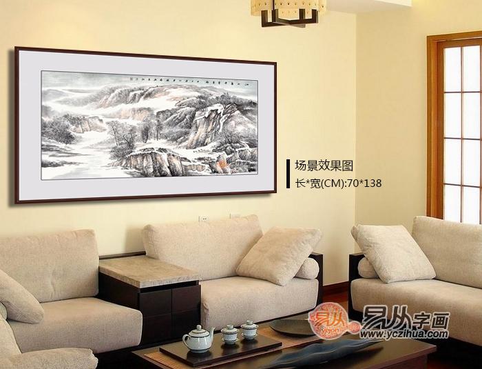 沙发后面挂字画,易从山水画在家居装饰中的四大优势: 1,锦上添花,增强富贵气息。客厅中挂字画,在这个会友待客、家人欢聚的空间里,除了反映居家主人的爱好,也代表主人的主人的情趣、审美、性情与品位。同时对提升家居气色,营造富贵气息,起着极为重要的作用。因此,将吉利书画作为家里的装饰画,悬挂于客厅以求锦上添花、旺上加旺,是良好家居的布局方法之一。